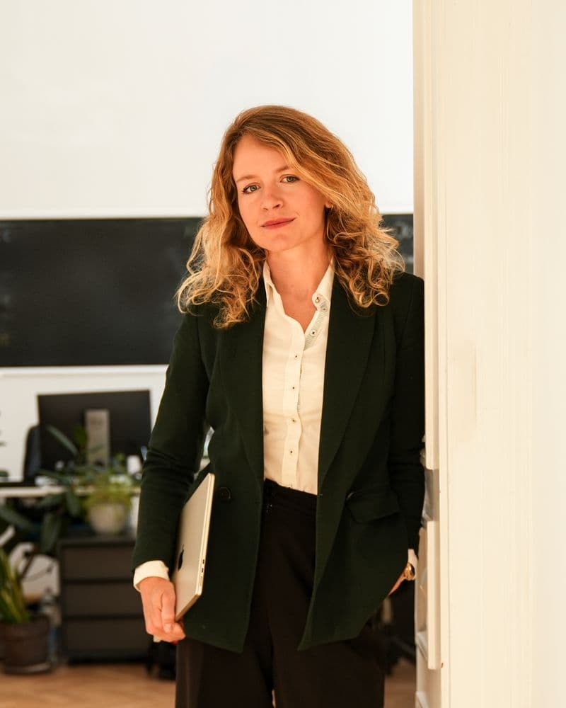 Sylwia Fossaert w drzwiach biura Krakspire w Krakowie, z laptopem w dłoni